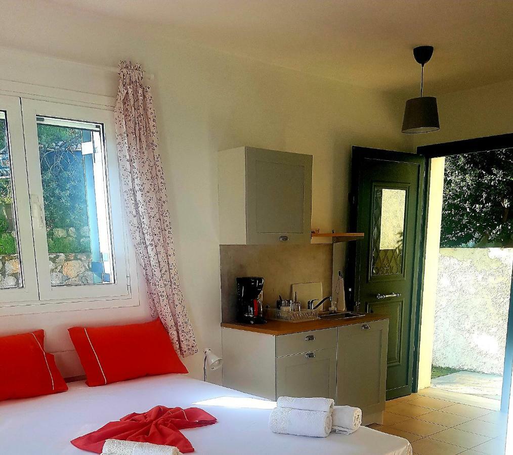Elaia Country Living Villa กาลาทาส ภายนอก รูปภาพ